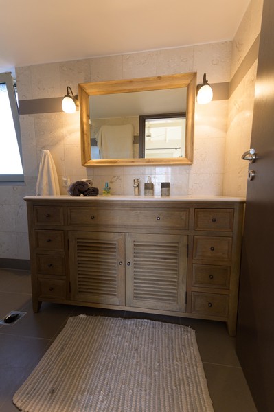 Bathroom (Master bedroom)