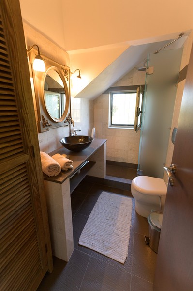 Bathroom (ground floor)